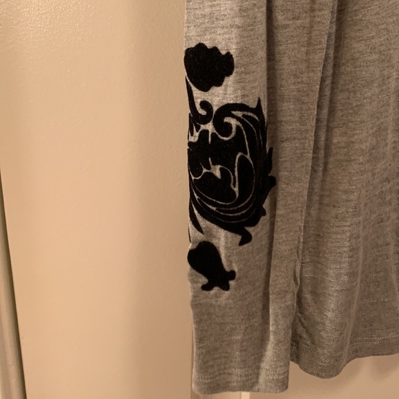 NWOT Cache tee with black velvet pattern - Picture 5 of 6